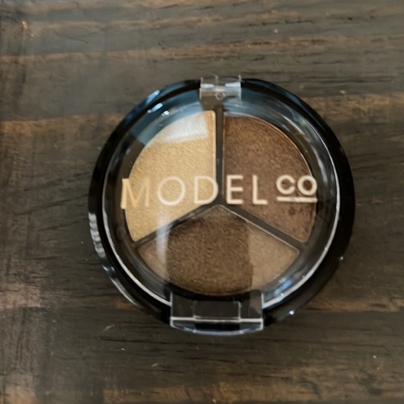 NEW!  Model co Eyeshadow Trio. Features three on -trend foil effect. - Picture 5 of 5